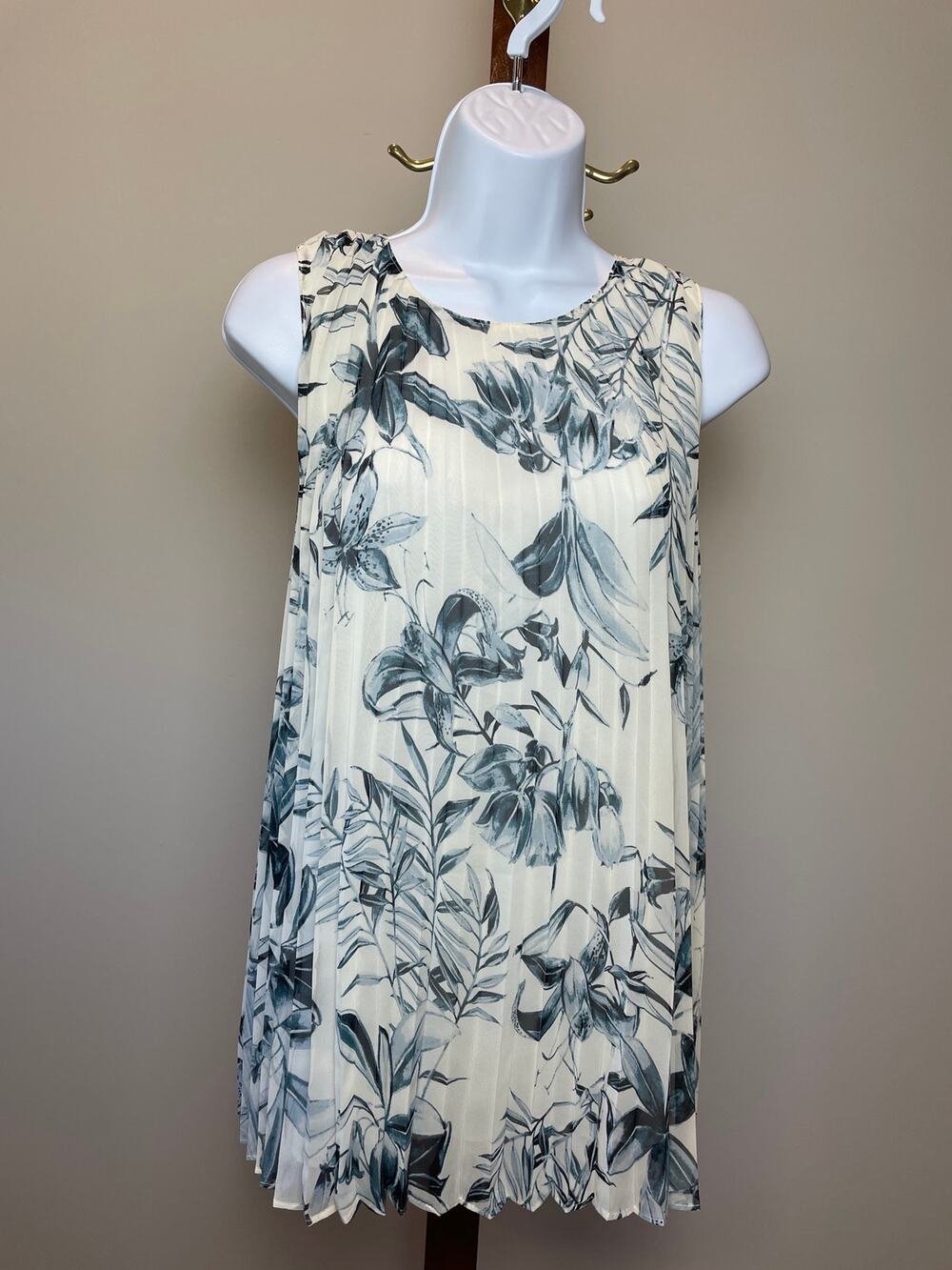 Worthington Pleated Sleeveless Top Size XL White Blue Floral
